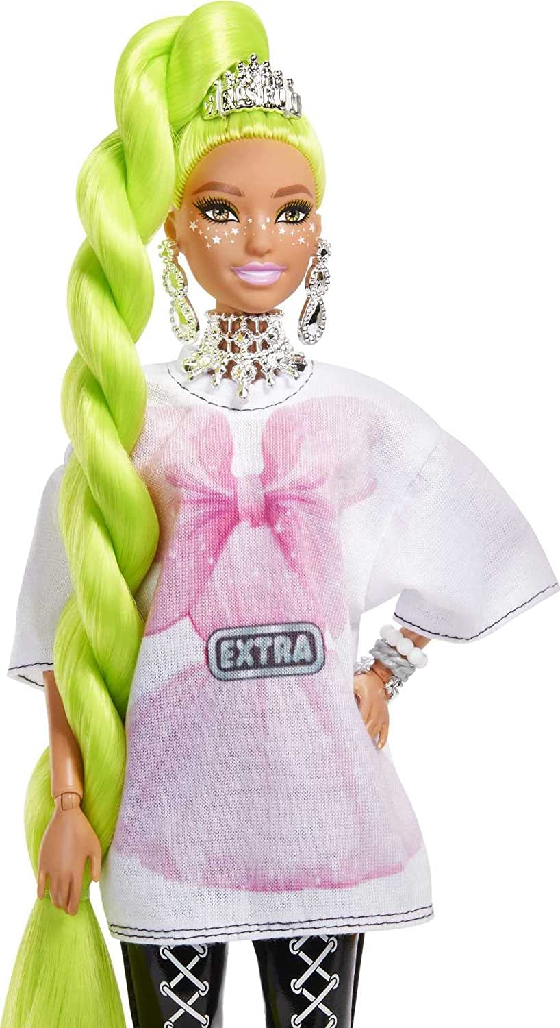 Barbie HDJ44 – Extra-Puppe Nr. 11 in übergroßem T-Shirt und Leggings mit Papagei, extra langen neongrünen Haaren und Accessoires, flexiblen Gelenken, Geschenkspielzeug für Kinder ab 3 Jahren Naty Shop Dolls