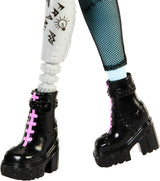 Die Monster High Frankie Stein-Puppe in Jeansjacke und Shorts enthält außerdem ihren Welpen Watzie und Accessoires wie einen Rucksack, einen Snack und ein Notizbuch, HXH73