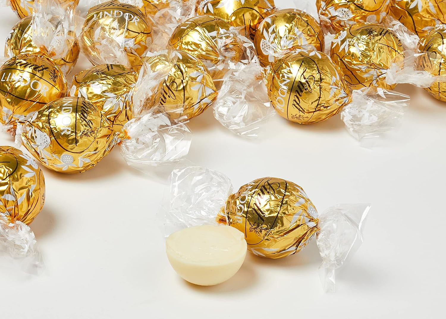 Lindt weiße Schokoladenkugeln LINDOR | 137g Beutel | Ca. 10 weiße Schokokugeln mit zartschmelzender Füllung | Schokoladen-Geschenkset | Schokoladen-Geschenkset (2er-Pack)