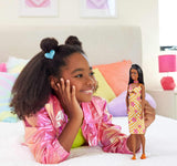 Barbie Fashionistas Puppe Nr. 233 mit schwarzem Haar, orange kariertem Midikleid mit rosa Blumen, Halskette und Sandalen, HYT91