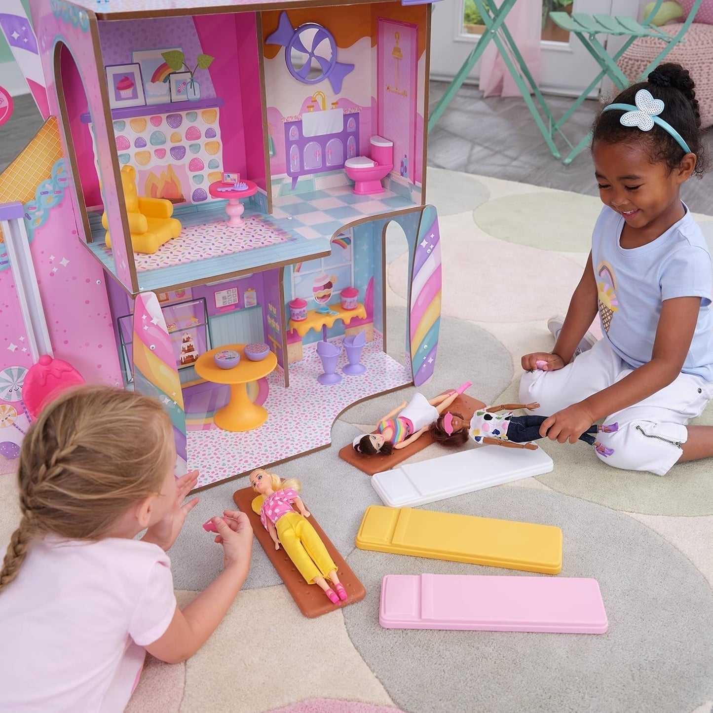 Kidkraft Candy Castle Puppenhaus aus Holz mit Möbeln und Zubehör, Lama-Einhorn-Figurenhaus, Eiskuchen-Lift und Gummistuhl für Puppen, Spielzeug für 3-Jährige, 20242 Naty Shop Puppenhäuser