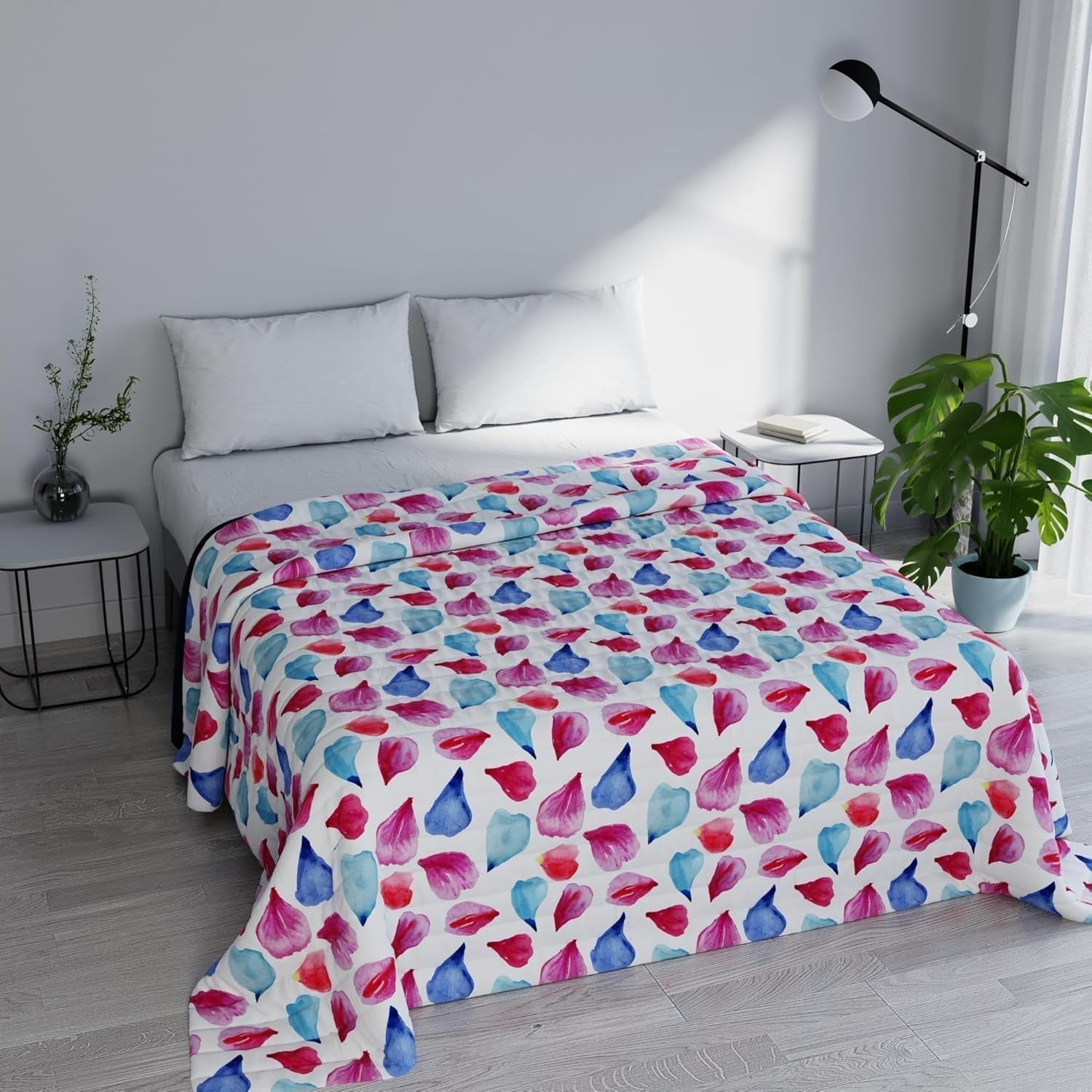 Fantasiebedruckte Sommerdecke, Polyesterfüllung, Blütenblätter, 260 x 270 cm. Bettdecken und Steppdecken Naty Shop