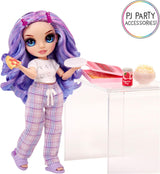 Rainbow High Junior High PJ Partypuppe – Violett – 22 cm mit weichem Overall, Hausschuhen und Spielzubehör – Kinderspielzeug – Ideal für 4–12 Jahre