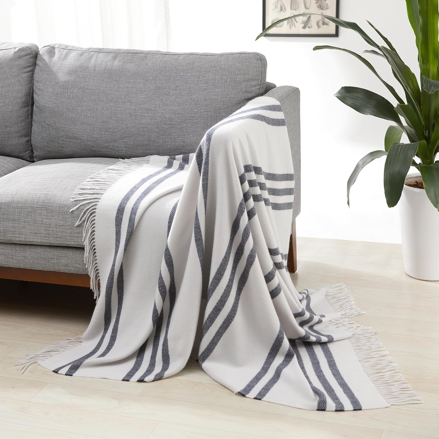 Amazon Basics Überwurfdecke, leichtes, recyceltes Polyester, Raumdekor-Kuscheldecke, 127 x 152 cm, Elfenbeinweiß mit blauem Muster. Karierte Betten und Decken. Besuchen Sie den Amazon Basics-Store. Hellgrau mit blauen Streifen