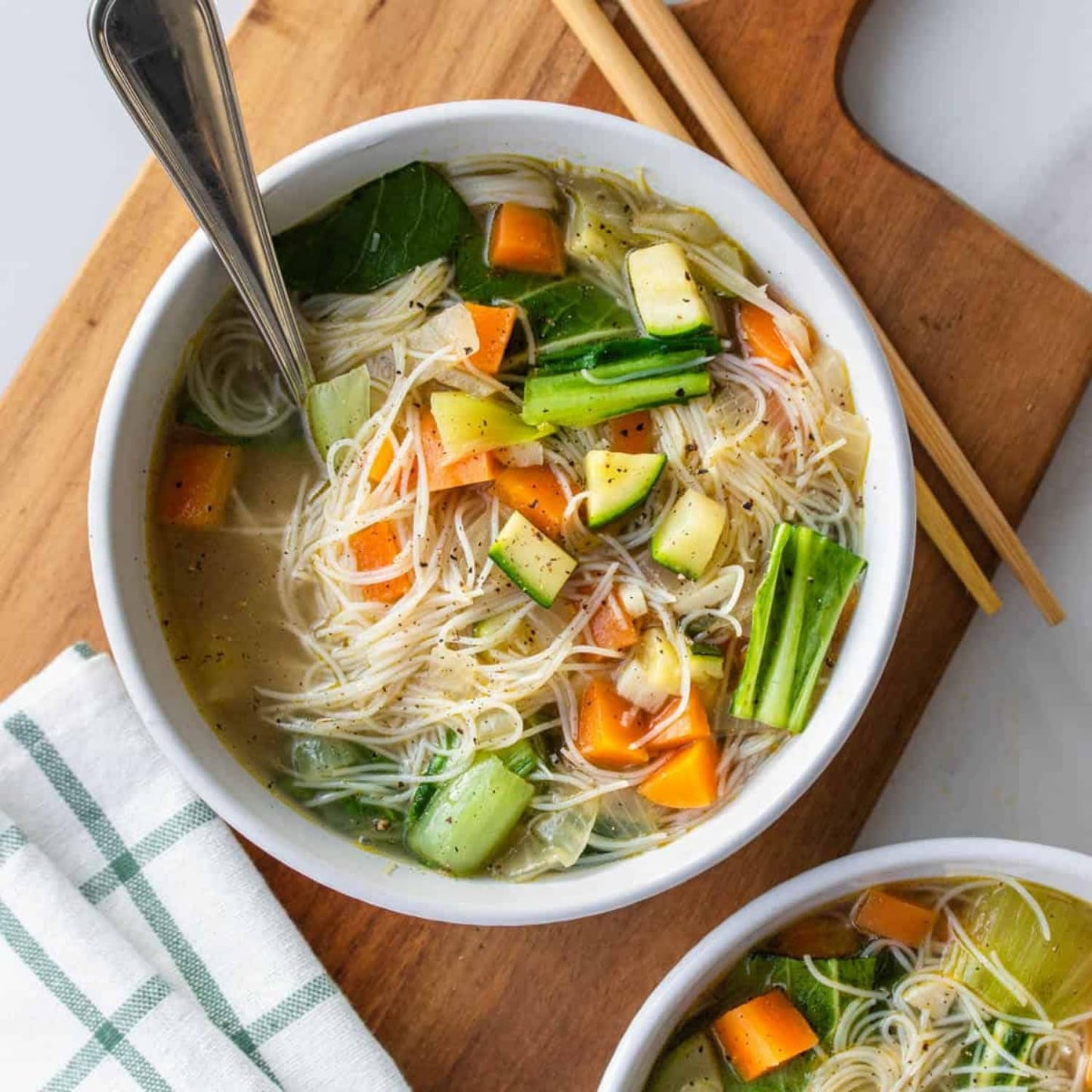 MAMA Instant-Nudelsuppe aus klarem Glas – Leckeres und schnelles Essen mit orientalischen Aromen – Authentische thailändische Küche – 30 x 40 g