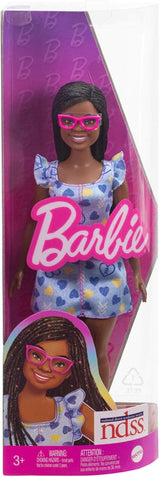 Barbie Fashionistas Puppe Nr. 229 mit Down-Syndrom in einem Kleid mit Herzmuster, das in Zusammenarbeit mit der National Down Syndrome Society, HYK14, entwickelt wurde