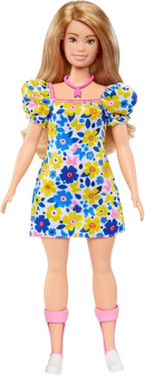 Barbie Fashionistas – entwickelt mit der National Down Syndrome Society, blondes Haar und trendiges Outfit mit Blumenkleid und weißen Turnschuhen, für Kinder ab 3 Jahren, HJT05 Naty Shop Dolls