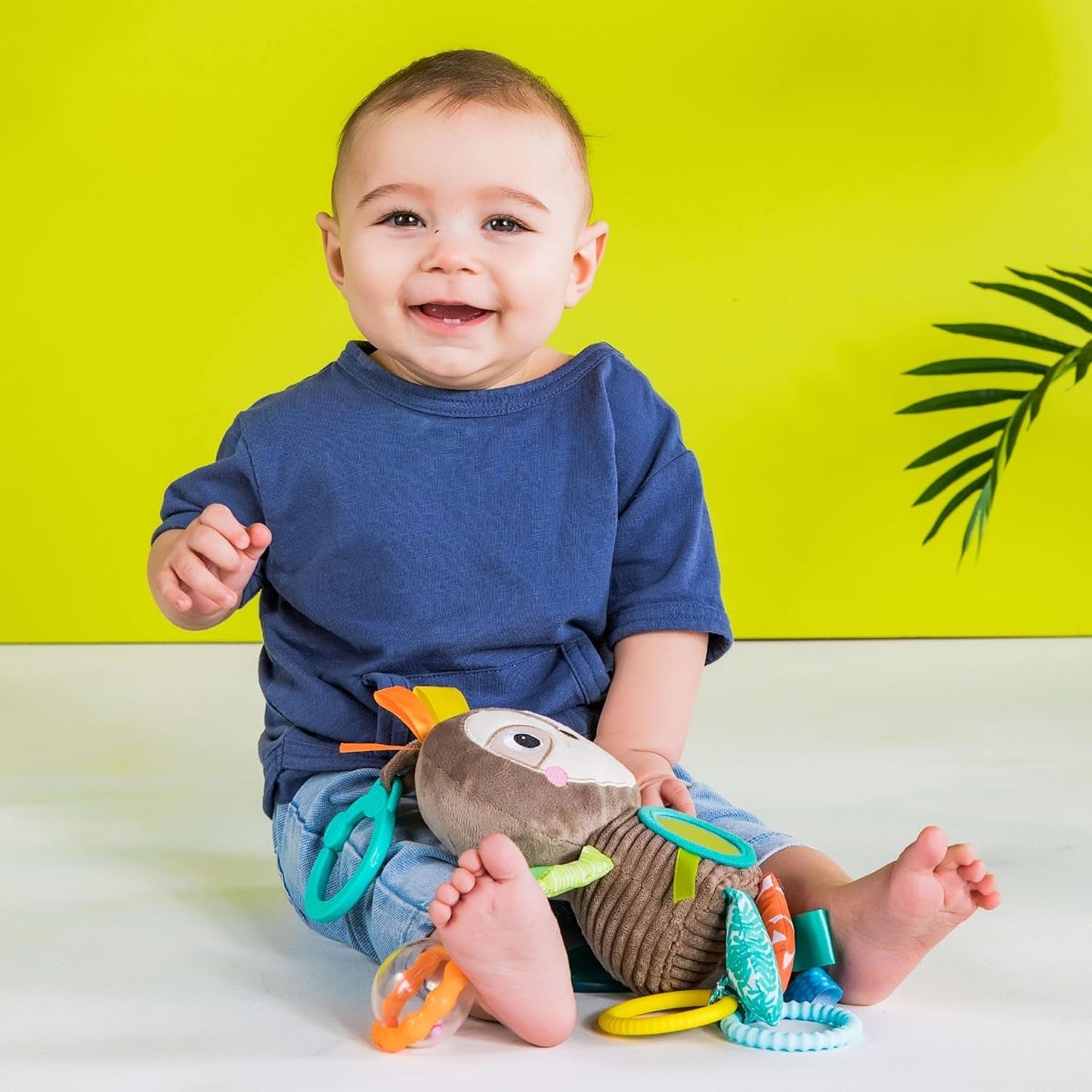 Bright Starts Kinderwagen-Spielzeugfaultier – mit Rassel, Spiegel und Taggie-Loops Babyspielzeug Naty Shop