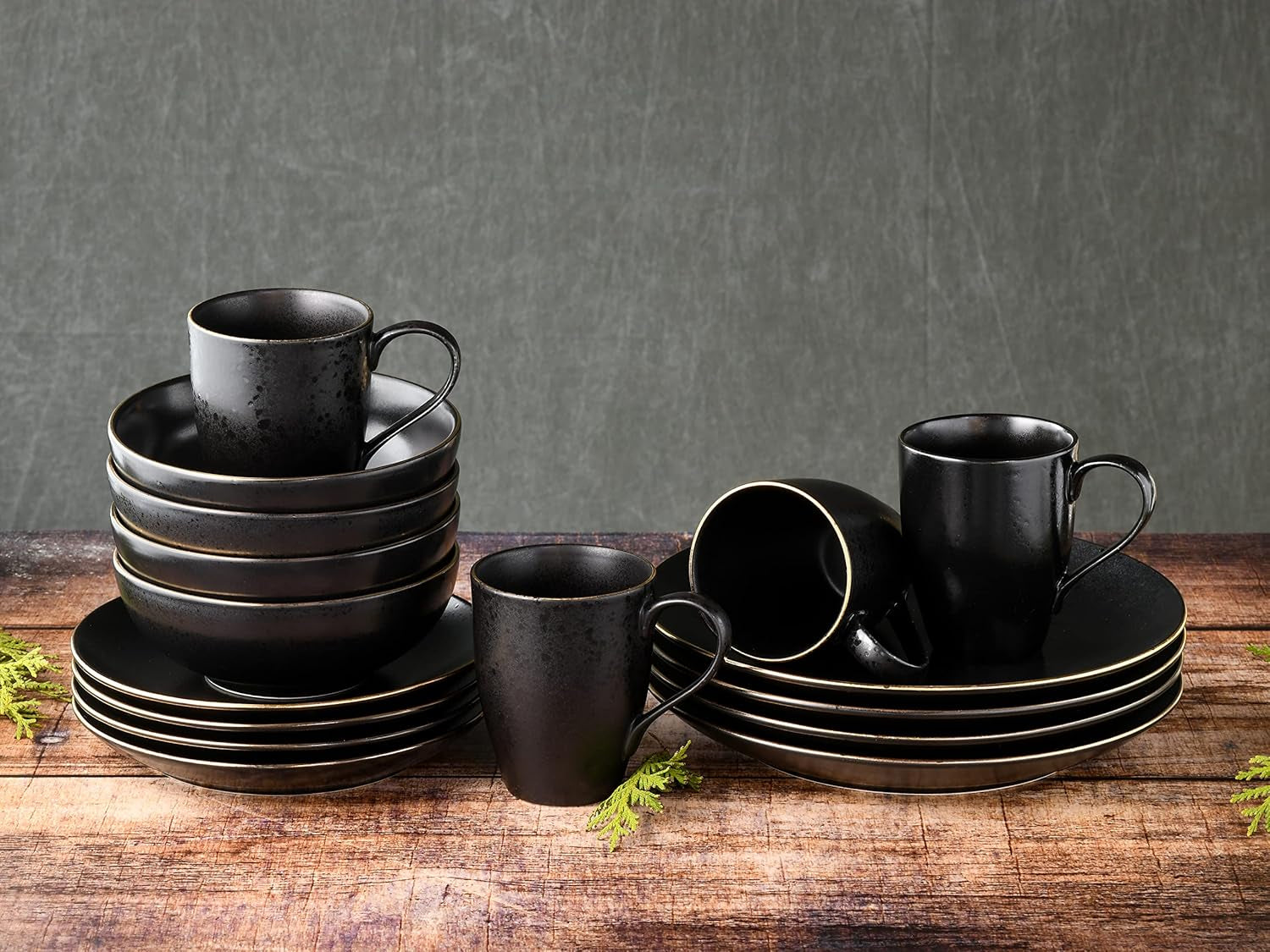 CreaTable, 22699, Serie Industrial Gold BLACK, 16-teiliges Geschirrset für 4 Personen, Kombiservice aus Porzellan, spülmaschinen- und mikrowellengeeignet, hochwertige Herstellung