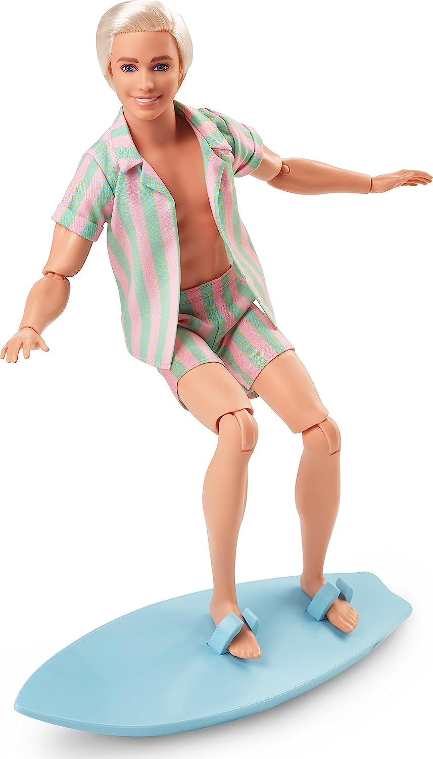 Barbie der Film – Puppe für Filmfans, Ken-Puppe, Sammlerpuppe mit Surfbrett und Turnschuhen, beweglicher Körper, platinblondes Haar, geeignet als Geschenk für 3-jährige Kinder, HPJ97 Naty Shop Dolls