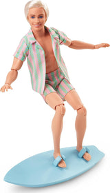 Barbie der Film – Puppe für Filmfans, Ken-Puppe, Sammlerpuppe mit Surfbrett und Turnschuhen, beweglicher Körper, platinblondes Haar, geeignet als Geschenk für 3-jährige Kinder, HPJ97 Naty Shop Dolls