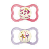 MAM Air Silikon-Schnuller, 2er-Pack, extra leichtes und luftiges Design, zahnfreundlicher Baby-Schnuller aus MAM SkinSoft-Spezialsilikon, mit Schnullerbox, 6-16 Monate, Bär/Nashorn
