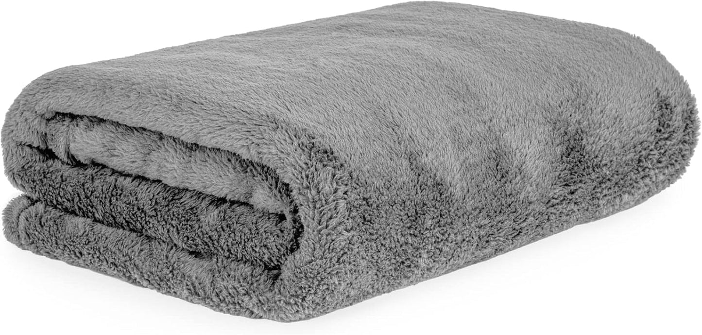 HOMLA Flauschige und warme rote Fleecedecke – für Sofa und Bett. Bequeme Decke, Sofadecke, Wohnzimmerdecke – pflegeleicht, 150 x 200 cm. Rosa Betten und Decken. Besuchen Sie den HOMLA-Store. Graues Polyester, rot, 150 x 200 cm