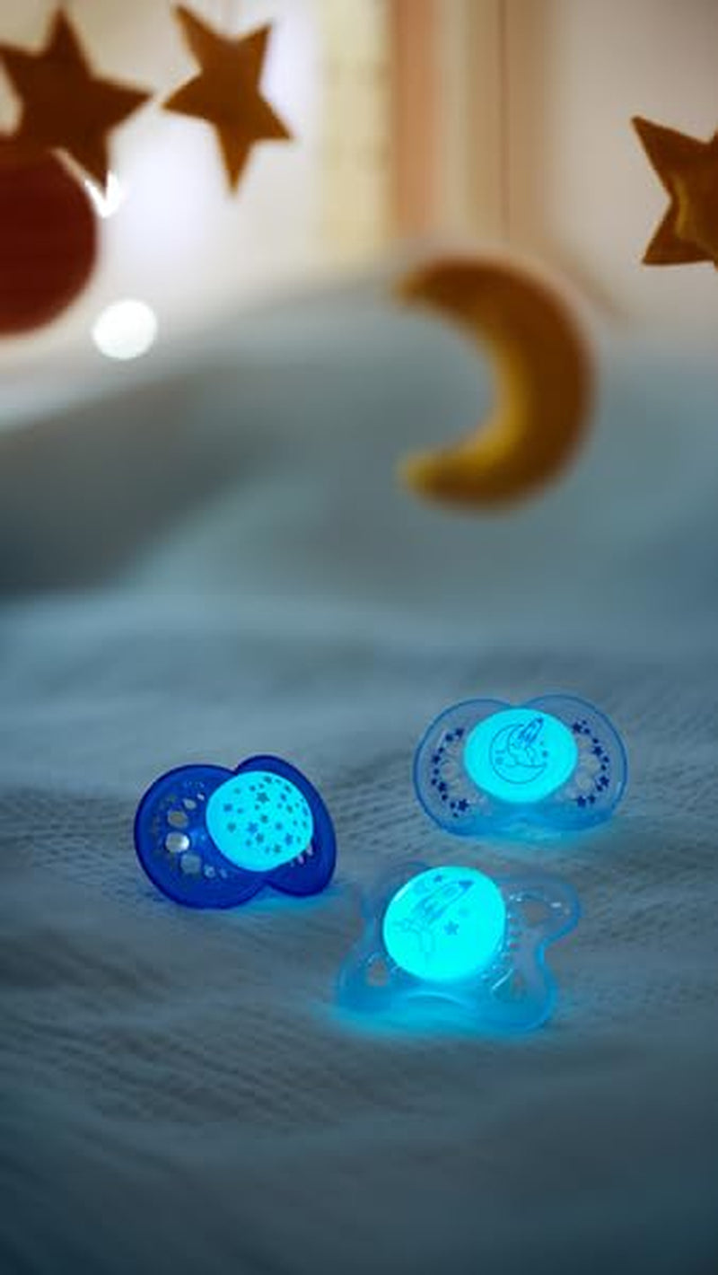 MAM Schnuller ab 6 Monaten (2er-Pack) MAM 6–16 Monate, leuchtet im Dunkeln mit Gummisauger, 2er-Pack mit sterilisierendem Schnullerhalter, Hellblau/Hellblau