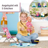 BABY born 832790 Weekend Fishing – Angelpuppen-Zubehörset mit lebendig bedruckter Liege, Beistelltisch, Glas, Korb, Entenküken und Angelrute sowie rosa langem Hemd, Pink