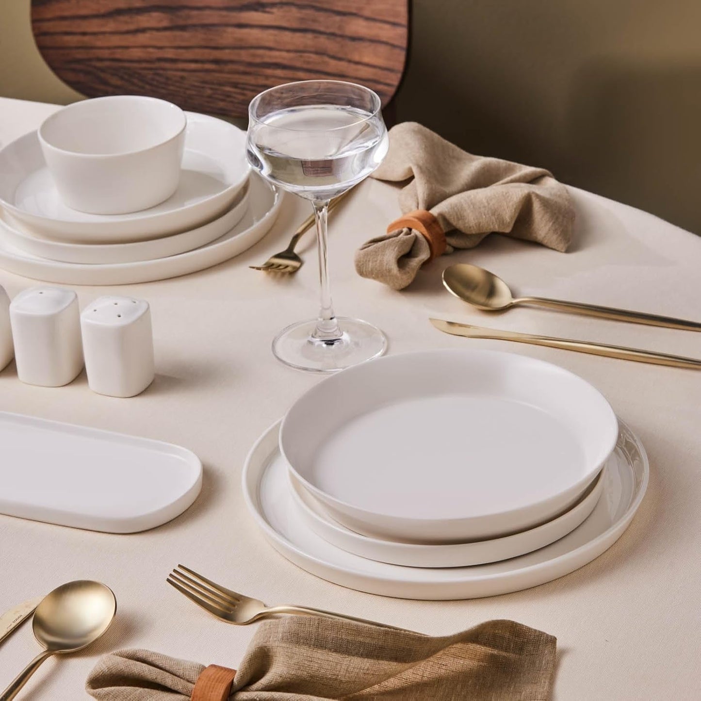 Karaca Stream Bone Bomo 12-Personen-Geschirrset, elegantes quadratisches Teller-Set, elegantes weißes Porzellangeschirr