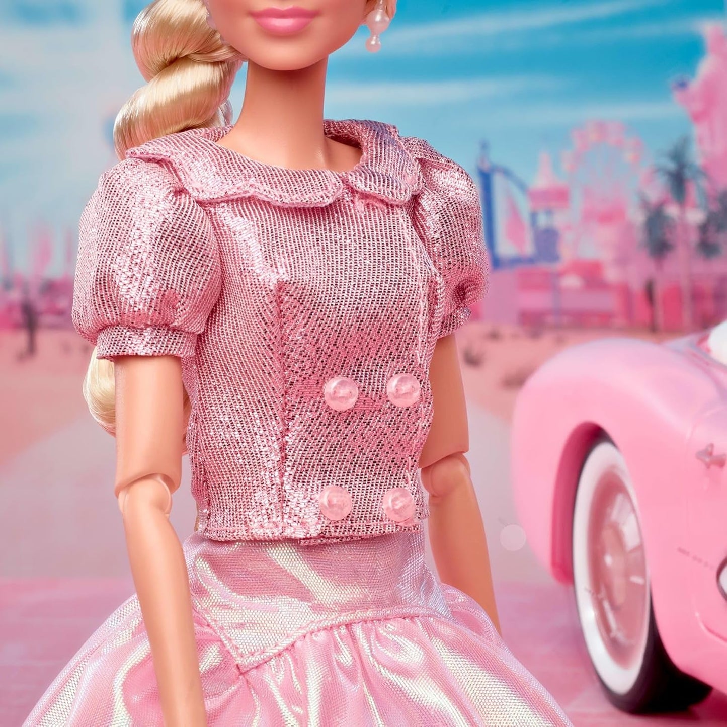 Barbie Der Film basierend auf dem Film Margot Robbie als Barbie-Sammelfigur in rosa Bluse und Tüllrock mit stilisierter Frisur und passendem Schmuck JBJ53