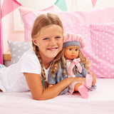 Bayer Design 94635AX Funktionspuppe Charlene mit verschlafenen Haaren und Augen, spricht und singt 90 Sätze, 2 Gedichte und 8 Lieder, 46 cm, Puppe mit mehreren Accessoires, 1,30 kg, Rosa, Grau