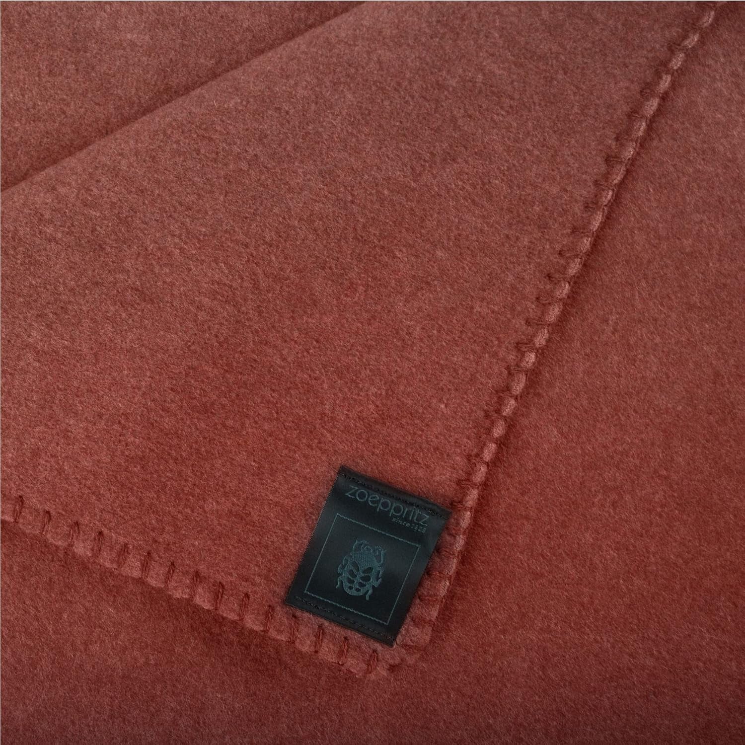 Zoeppritz-Decke in der Farbe Rot, aus 65 % Polyester, 35 % Viskose, Größe: 160 x 200 cm, 103291-851-160 x 200. Betten und Decken „Zoeppritz seit 1828“.