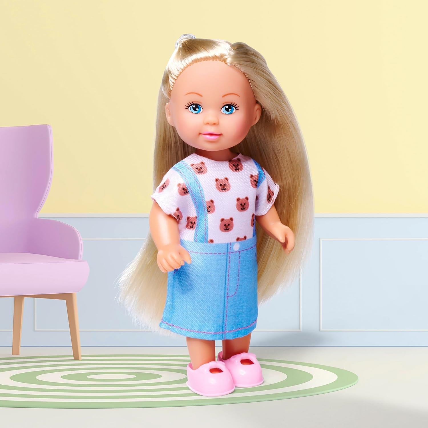 Simba Evi Love Modepuppe trägt ein süßes Jeanskleid, darunter zwei weitere Outfits mit bezaubernden Drucken und Turnschuhen, 12 cm, ab 3 Jahren