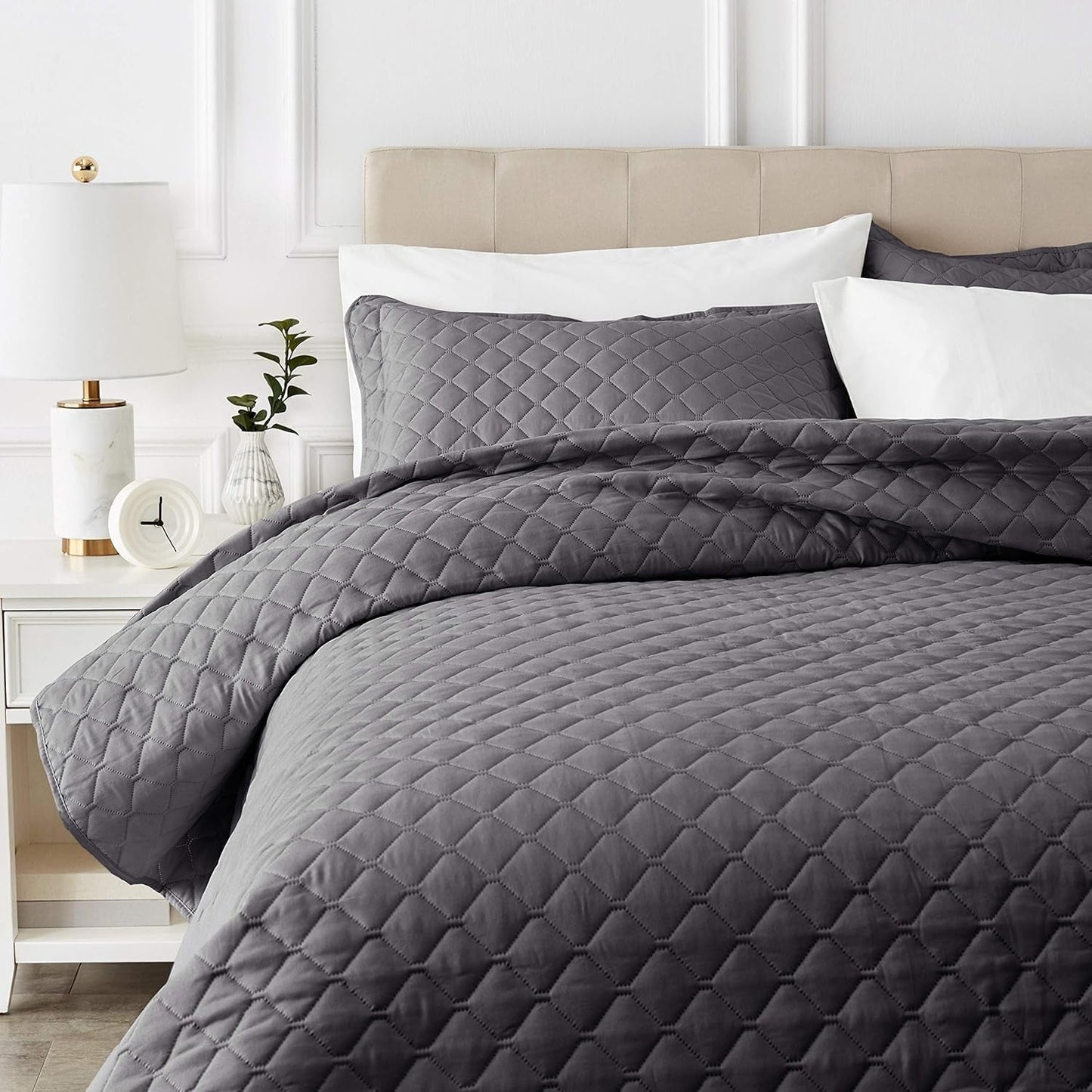Übergroße Bettdecke mit Relief von Amazon Basics, 170 x 210 cm, dunkelgraues Rautenmuster. Betten und Decken. Besuchen Sie den Amazon Basics-Store 170 x 210 cm
