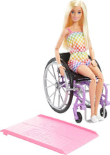 Barbie Fashionista-Puppe, blondes Haar und Regenbogen-Overall, inklusive Rollstuhl und Rampe, Puppengeschenk für Kinder, Spielzeug für Kinder ab 3 Jahren, HJT13