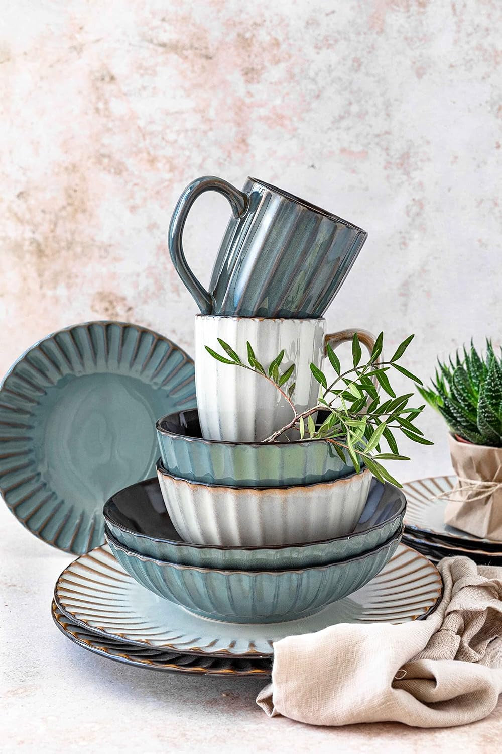 MÄSER 931966 Tafelservice der Confino-Serie für 4 Personen, moderner Vintage-Look, Frühstücksset aus Keramik, 12-teilig, Petrol mit schwarzen Akzenten, Steingut