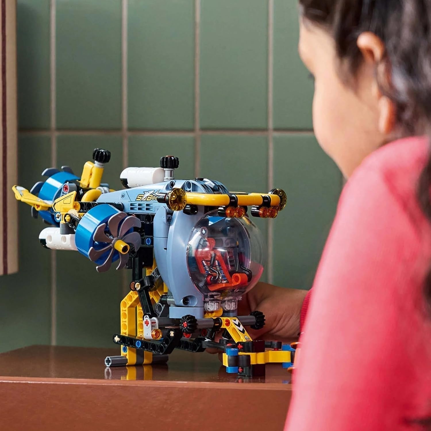 LEGO Technic Deep Sea Explorer U-Boot, Bauspielzeug für Kinder ab 9 Jahren, Jungen und Mädchen, kreative Geburtstagsgeschenkideen, baubares Fahrzeug mit rotierenden Propellern, 42201 Bausets. Besuchen Sie den LEGO-Store