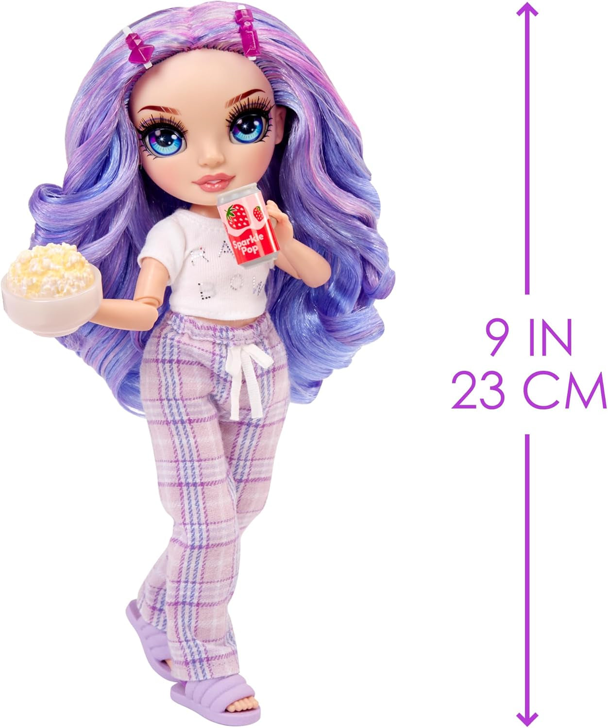 Rainbow High Junior High PJ Partypuppe – Violett – 22 cm mit weichem Overall, Hausschuhen und Spielzubehör – Kinderspielzeug – Ideal für 4–12 Jahre