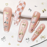 Nagel-Schlüsselanhänger, 4er-Box-Set – 48 Arten goldene und silberne 3D-Nagel-Schlüsselanhänger (Schmetterlinge, Blumen, Perlen usw.) + Pinzette und Stift – für selbstgemachte Gel- und Acrylnägel | Ideal für Nagelstudio und Zuhause