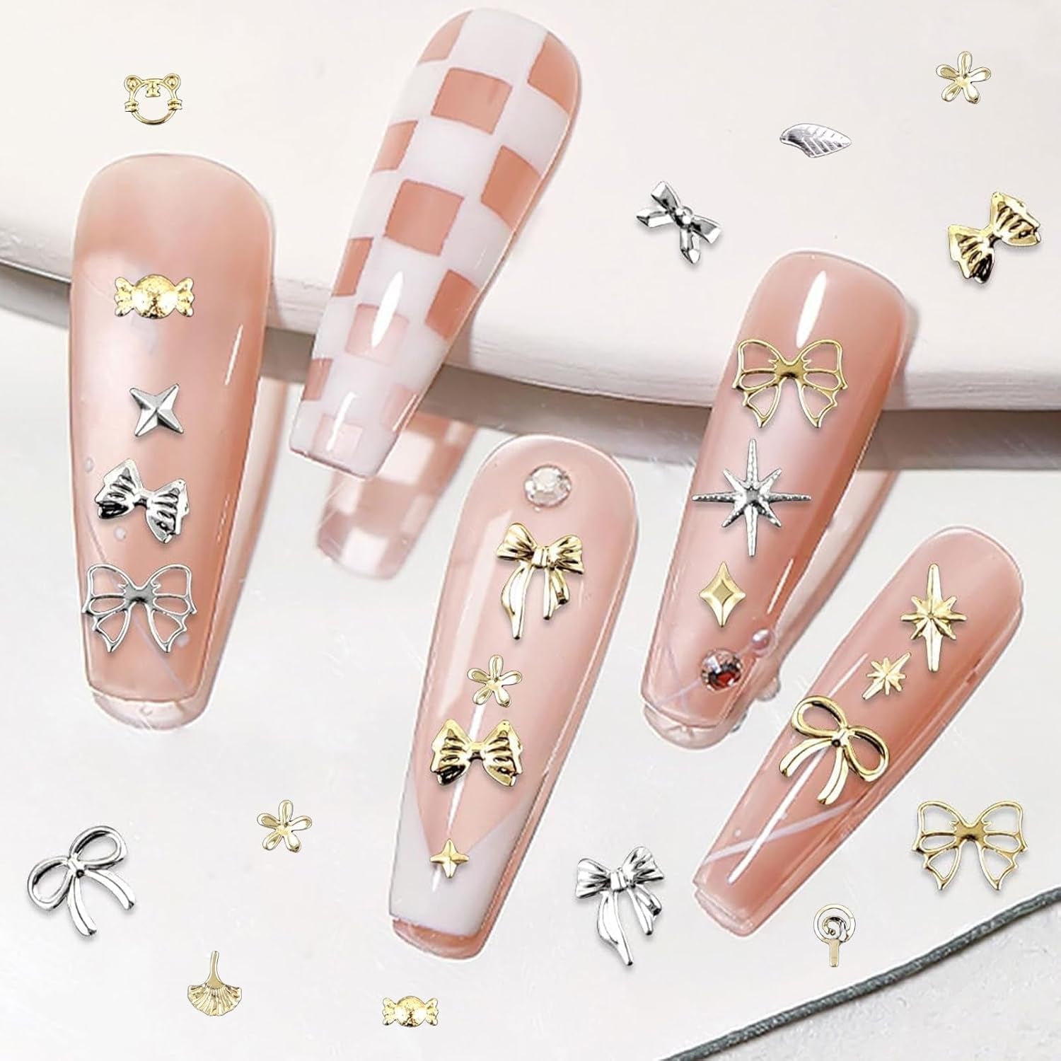 Nagel-Schlüsselanhänger, 4er-Box-Set – 48 Arten goldene und silberne 3D-Nagel-Schlüsselanhänger (Schmetterlinge, Blumen, Perlen usw.) + Pinzette und Stift – für selbstgemachte Gel- und Acrylnägel | Ideal für Nagelstudio und Zuhause