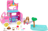 Barbie Chelsea 2-in-1-Wohnwagen – Spielzeugfahrzeug mit Pool, Hängematte und Essbereich für fantasievolles Spielen und Geschichtenerzählen, ab 3 Jahren, HNH90