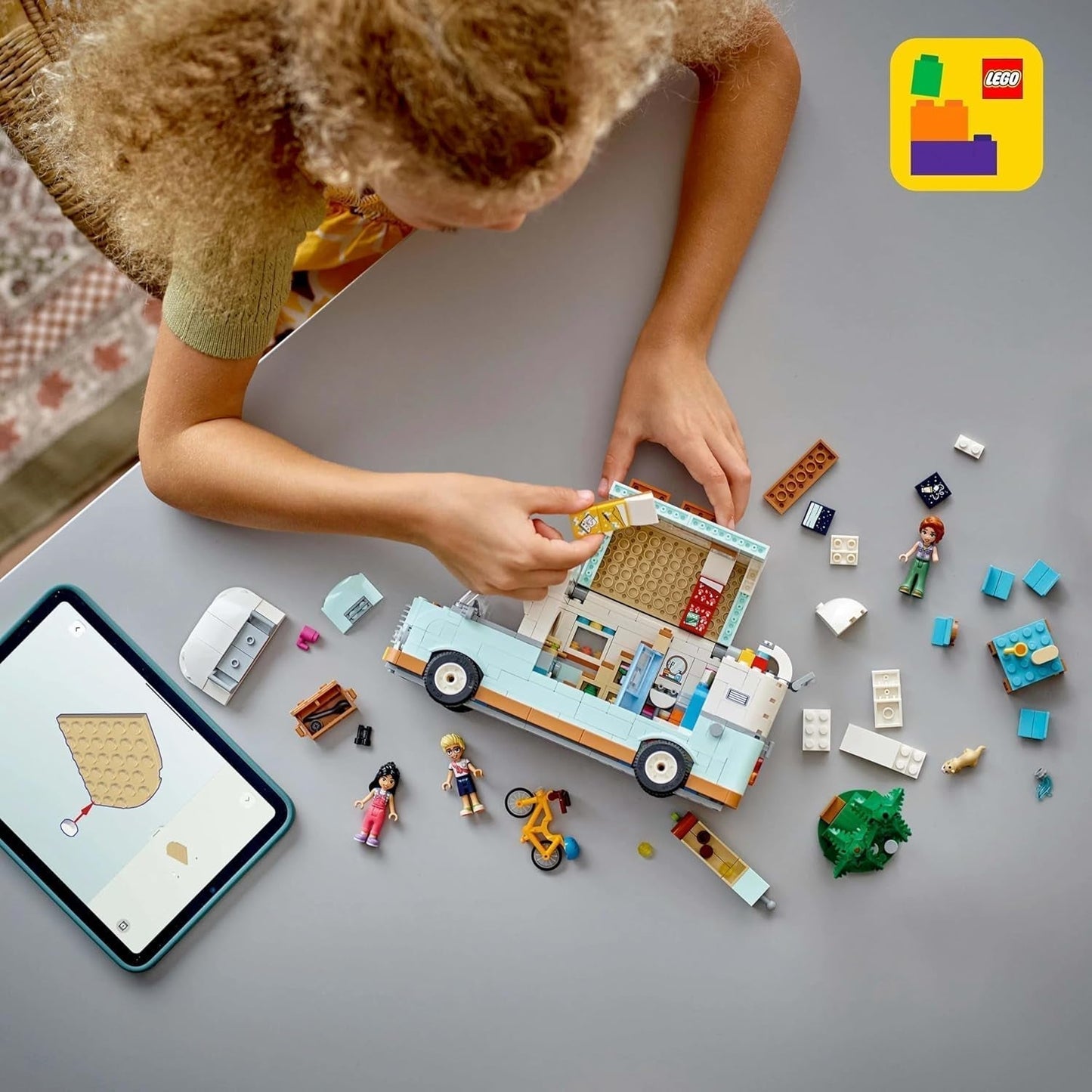 LEGO Friends Caravan, Rollenspiel-Bauset mit Spielzeug-Caravan, Geschenk für Mädchen ab 7 Jahren, kreatives Spielset mit 3 Minifiguren und Frettchen-Tierfigur 42663 Bausets Besuchen Sie den LEGO-Store