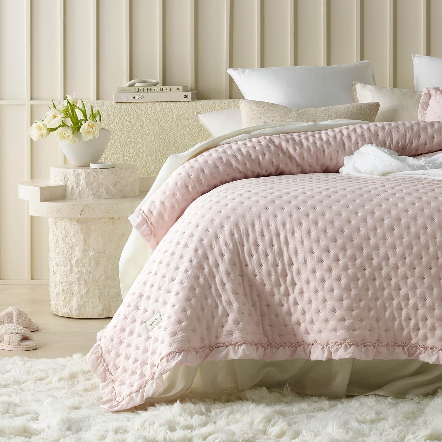 Molly Elegante Tagesdecke in Puderrosa 170 x 210 cm. Tagesdecke vielseitig einsetzbar als Tagesdecke oder Sofa. Überwurfdecke für Bett und Sofa. Deckenstil. Ideal als Tagesdecke. Betten und Decken. Besuchen Sie den ROOM99-Store. Puderrosa 170 x 210