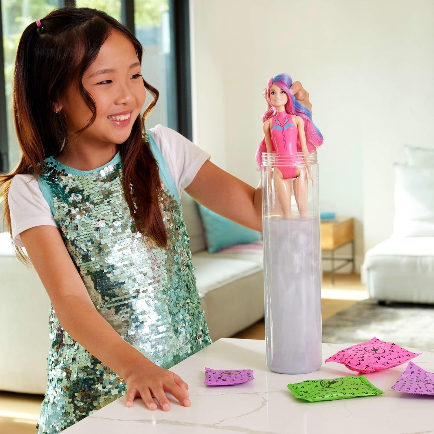 Barbie Color Reveal Modepuppe und Zubehör mit 6 Überraschungen, Disco Star-Serie mit metallischem Glitzer und farbwechselndem Oberteil (Stile können variieren), JCP01 Naty Shop-Puppen