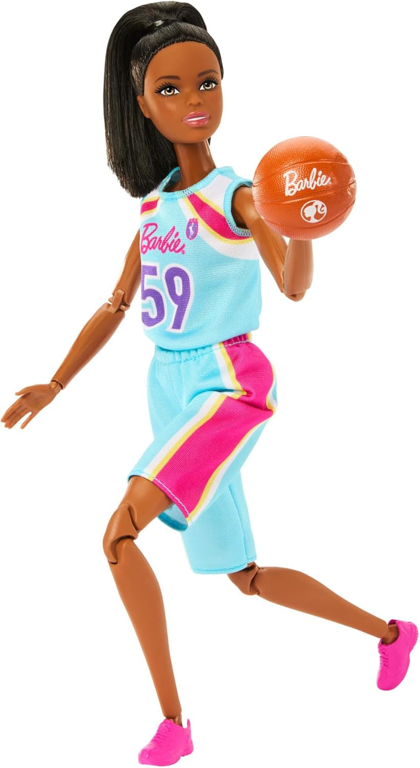 Barbie Made to Move-Puppe und Zubehör, brünette Basketballspielerin mit abnehmbarem Sportkleid und Ball, 22 bewegliche Gelenke, HKT74