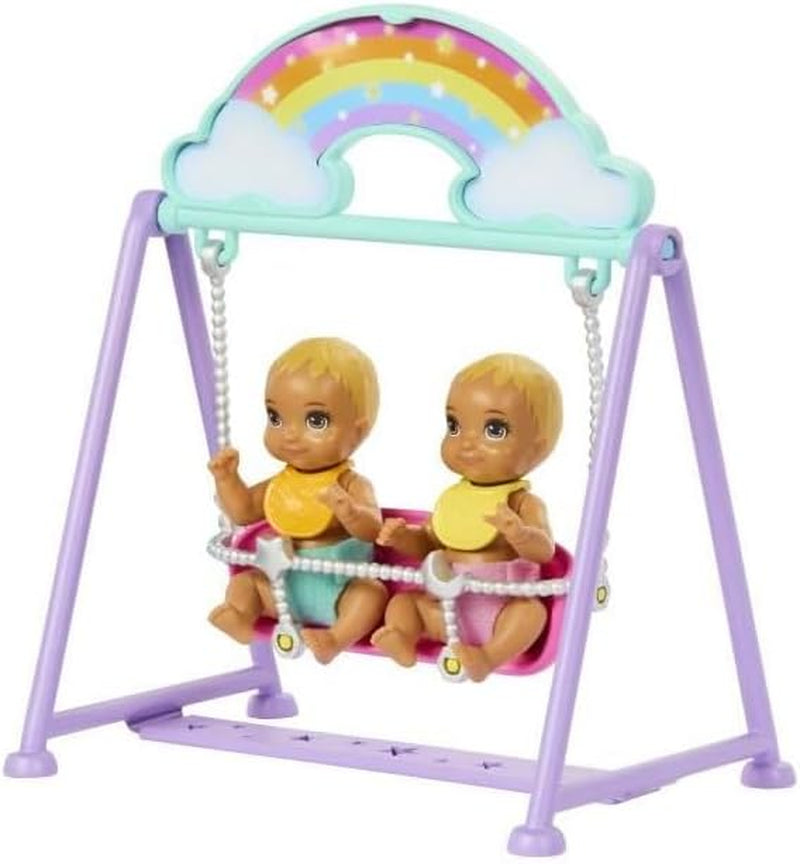 Barbie Skipper-Puppe und Spielhaus mit Zubehör, enthält Zwillingspuppen, 1 Kinderbett, 1 Schaukel, 1 Wippe und mehr, HXM99