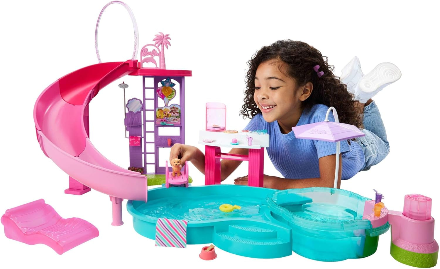 Barbie Dream Pool-Spielset mit sechs Spielbereichen, darunter Rutsche und Whirlpool, sowie über 20 Zubehörteilen wie einem Haustier, Schwimmringen und mehr, JKG83