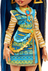 Monster High Cleo de Nile Puppe, Mummie Modepuppe, Königliches Outfit, Killerstiefel, Pyramidenrucksack, Zubehör, für Kinder ab 4 Jahren, HHK54