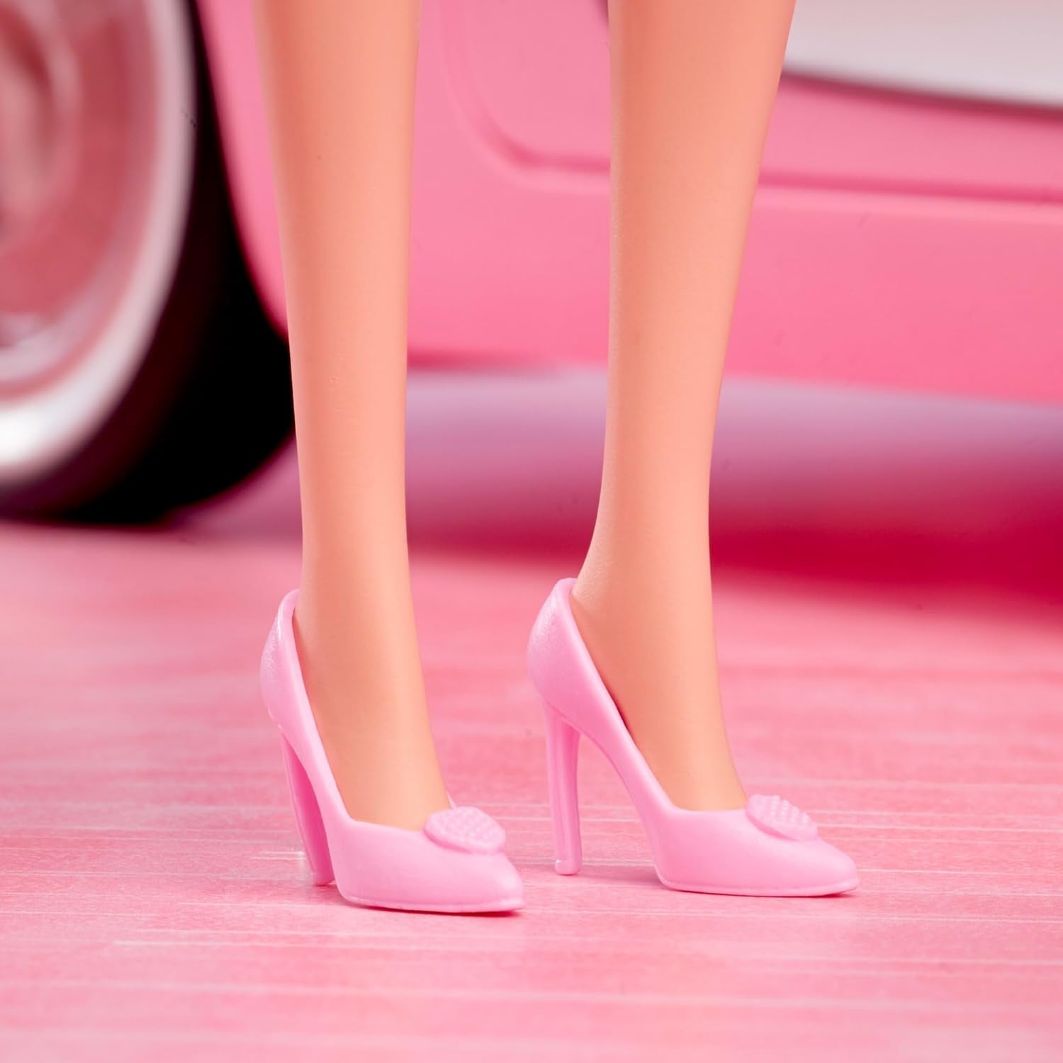Barbie Der Film basierend auf dem Film Margot Robbie als Barbie-Sammelfigur in rosa Bluse und Tüllrock mit stilisierter Frisur und passendem Schmuck JBJ53