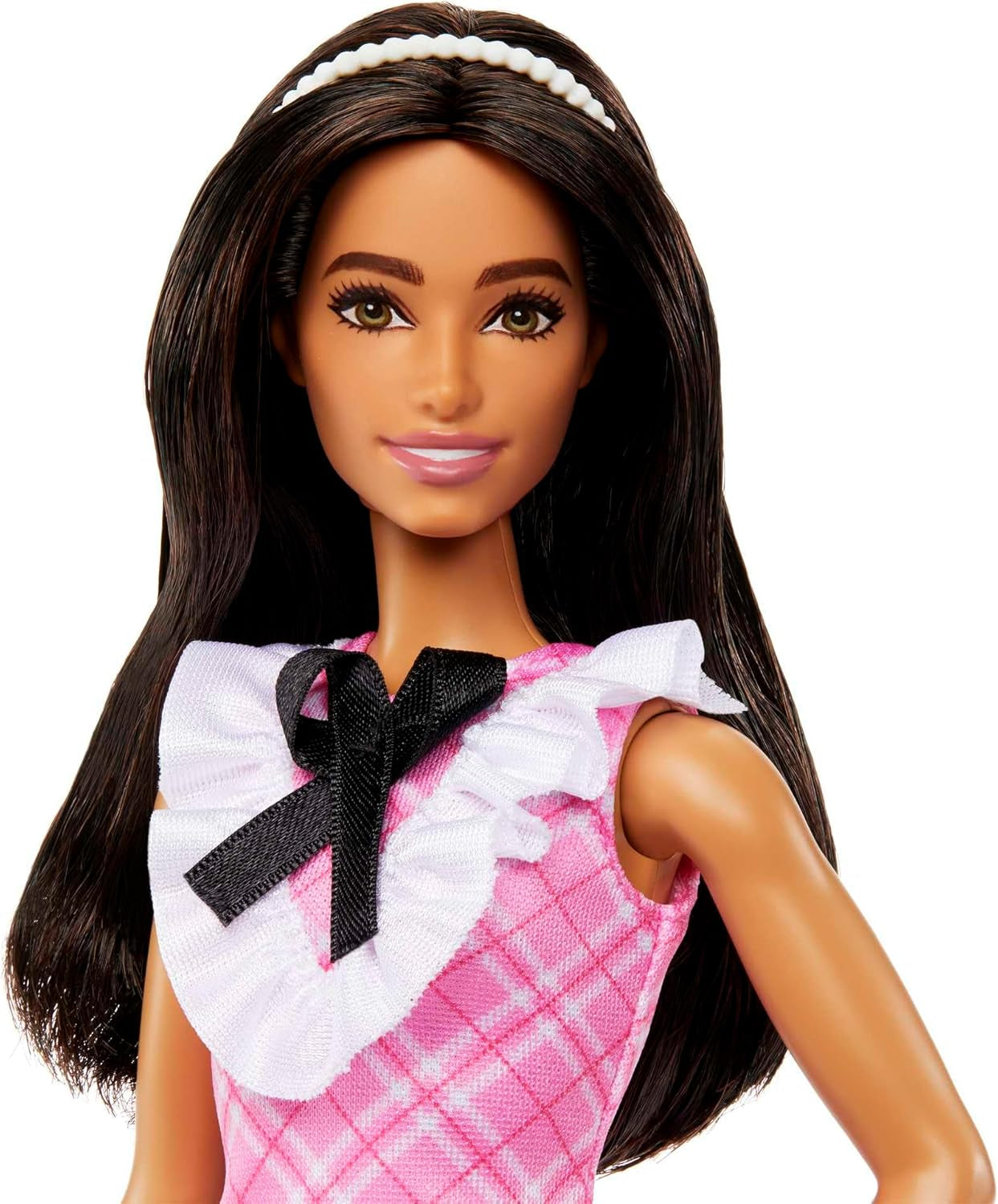 Barbie Fashionistas-Puppe mit schwarzem Haar und Perlenstirnband, trägt ein rosa kariertes Kleid mit schwarzer Schleife und Rüschenkragen, ab 3 Jahren HJT06