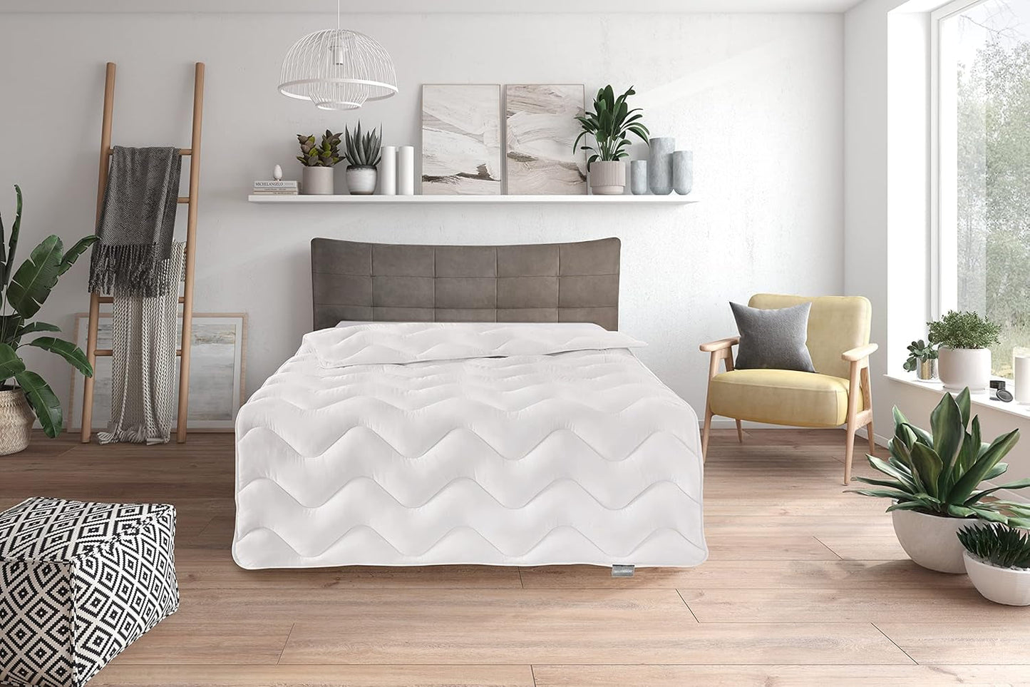 Traumnacht Basic-Decke 4 Jahreszeiten, Für jede Jahreszeit, Mit angenehm weichem Mikrofaserbezug in 135 x 200 cm, Weiß, Öko-Tex-zertifiziert, Entwickelt in Deutschland Steppdecken und Quilts Naty Shop