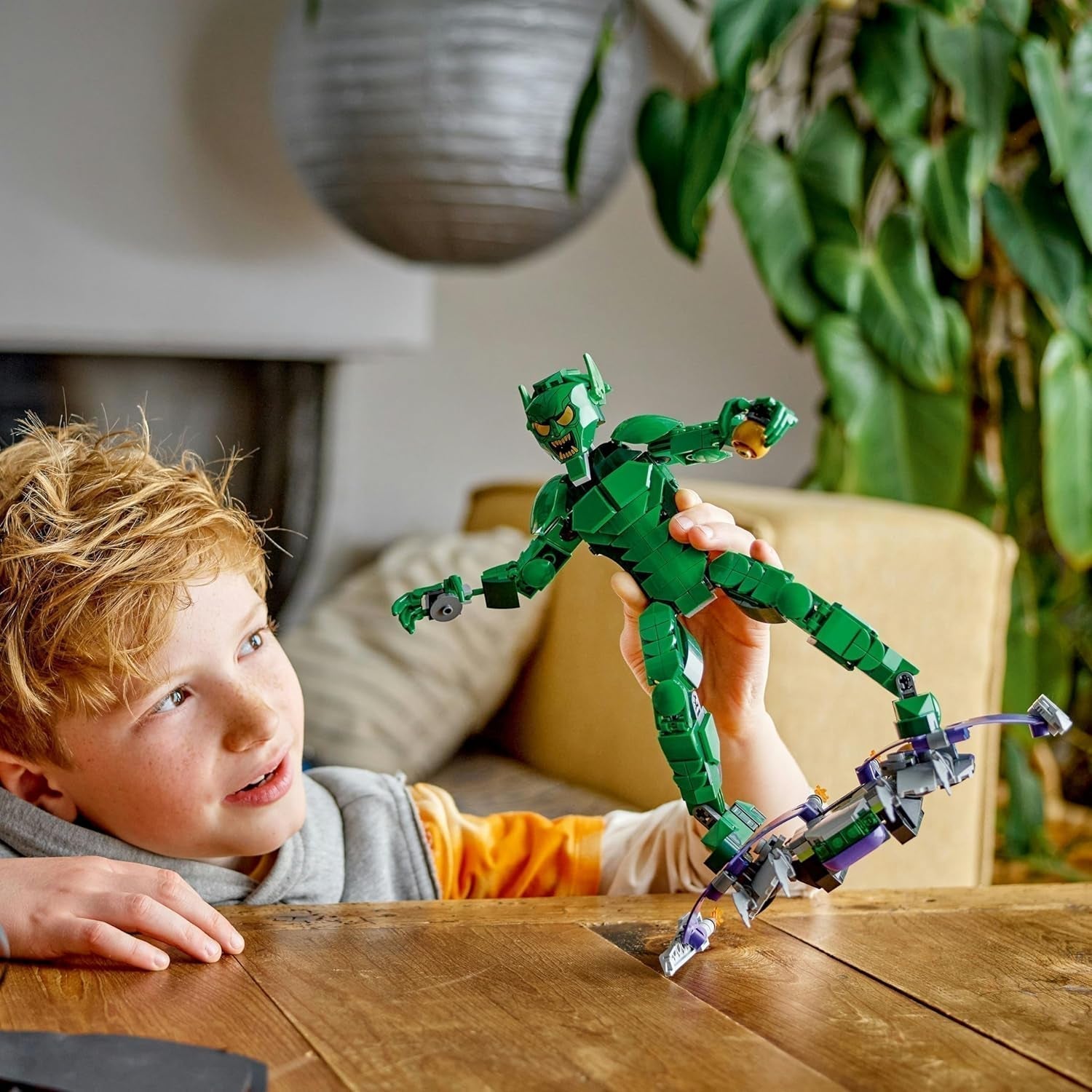 LEGO Marvel Green Goblin Baufigur, Superschurke, bewegliches Bauspielzeug für Kinder ab 8 Jahren, Jungen und Mädchen, Spider-Man-Universum-Set mit Schiebereglern und Kürbisbomben, Superhelden-Geschenkidee 76284 Bausets Besuchen Sie den LEGO-Store