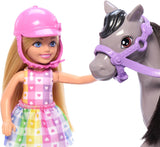Chelsea und Ponys Barbie-Puppe – Anschnallen zum sicheren Spielen und Fahren, rosafarbener Sattel und Stufen, inklusive Helm und niedlichem kariertem Kleid, ab 3 Jahren, HTK29