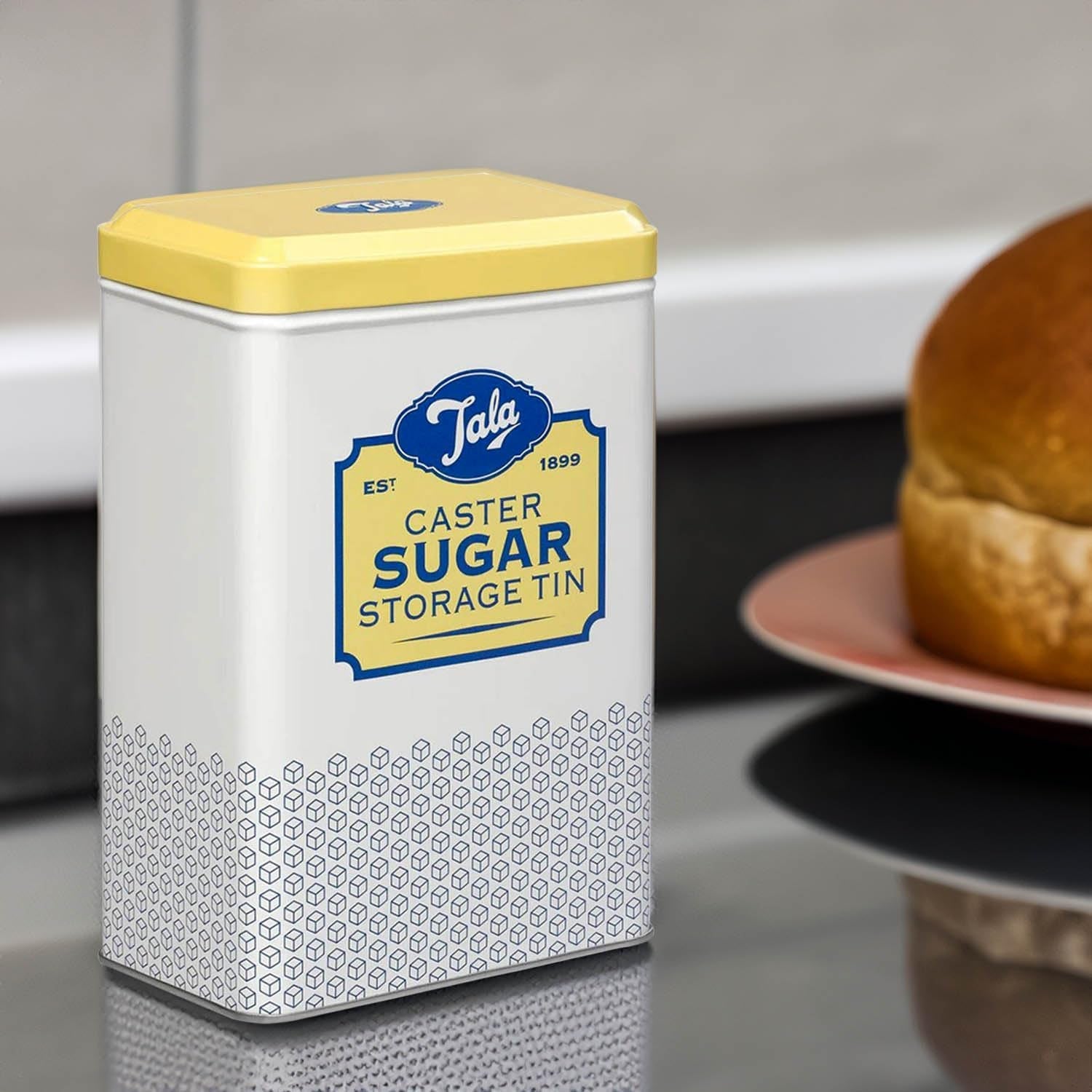 Die Metall-Aufbewahrungsbox im Retro-Design von Tala Originals in Gelb und Creme bietet Platz für eine ganze Tüte Puderzucker