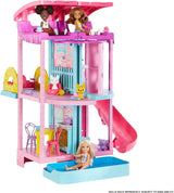 Barbie Chelsea Spielhaus – 3 verwandelnde Etagen, geheime Spielbereiche, Aufzug, Pool, Rutsche, 2 Haustiere und mehr als 20 Zubehörteile, für Kinder ab 3 Jahren, HHX44 Naty Shop Puppenhäuser