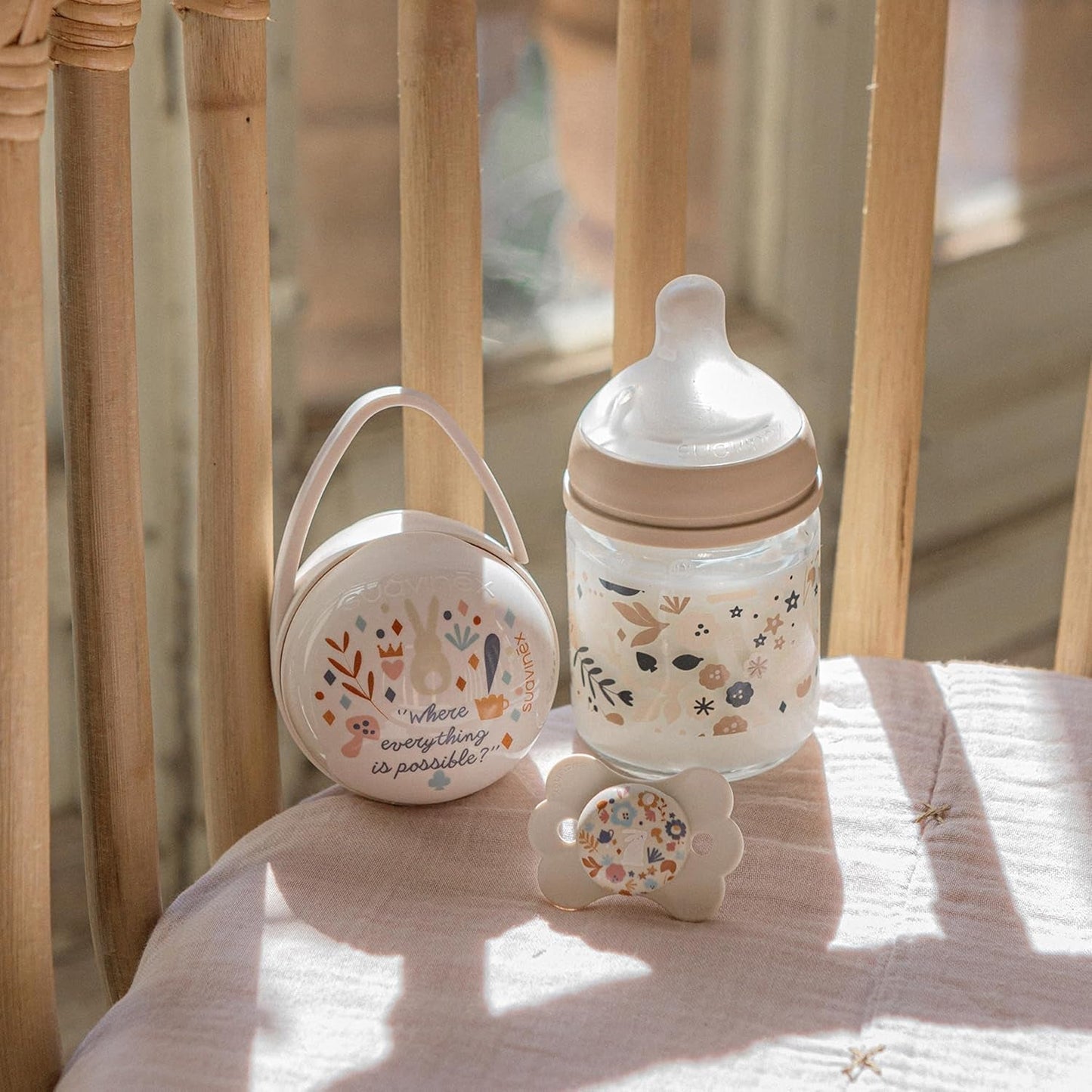 Suavinex-Geschenkset für Neugeborene. 4-teiliges Set bestehend aus: Physiologischer SX Pro-Schnuller für Babys von 0 bis 6 Monaten + Schnullerhalter + Duo-Schnullerhülle + Beißring aus Silikon. Wunderland, beige