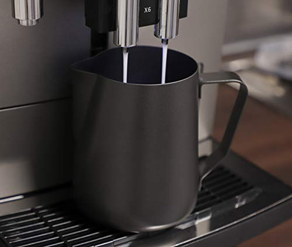 APS Milchkännchen – Hochwertiges Milchkännchen mit Antihaftbeschichtung aus Edelstahl – Perfekt zum Aufschäumen von Milch – Universalkaraffe, schwarz, 600 ml