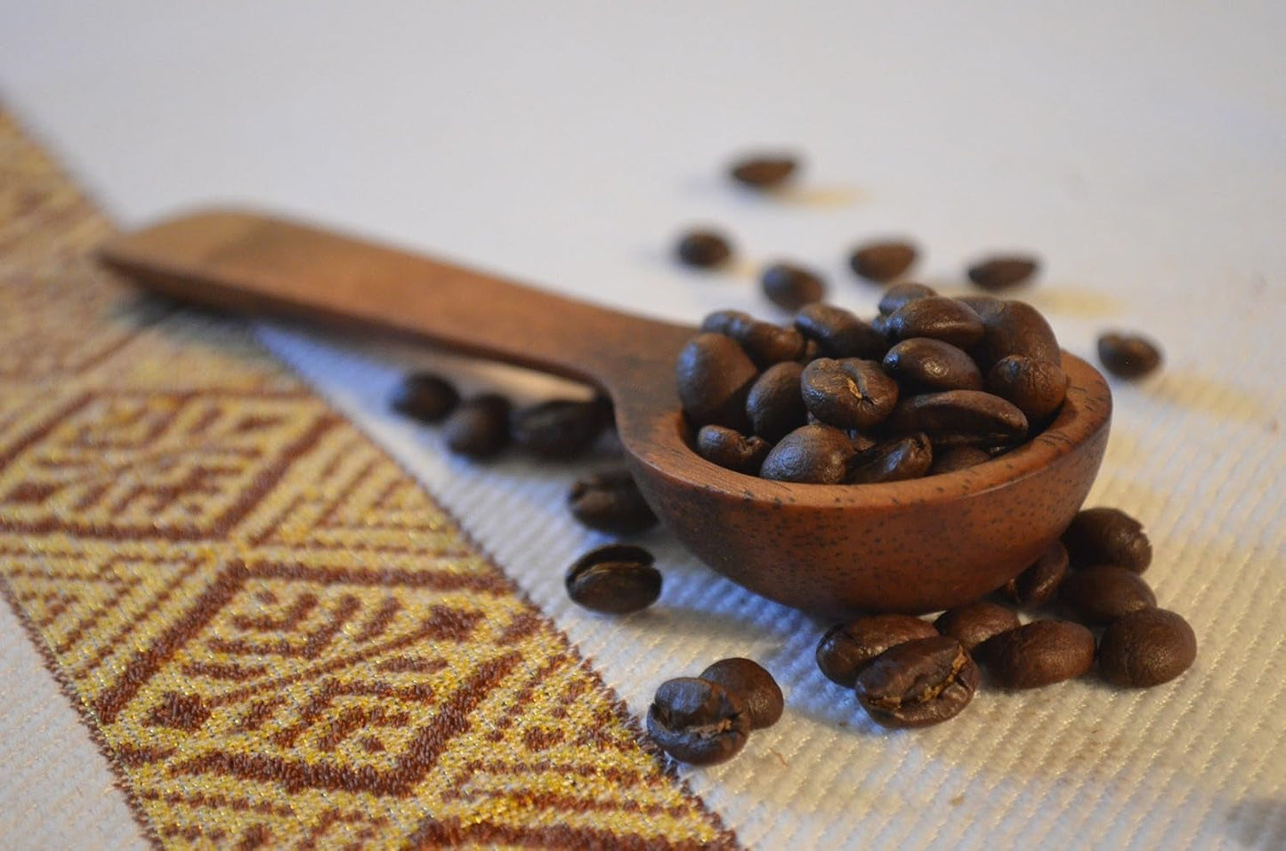 C&T Coffee Rarity – Wilder Kaffee aus Äthiopien, Afrika | 1000g Kaffee (ganze Bohnen) – Kräftig und fruchtig | + Wild angebaut + Handgepflückt + Sonnengetrocknet + Leicht geröstet