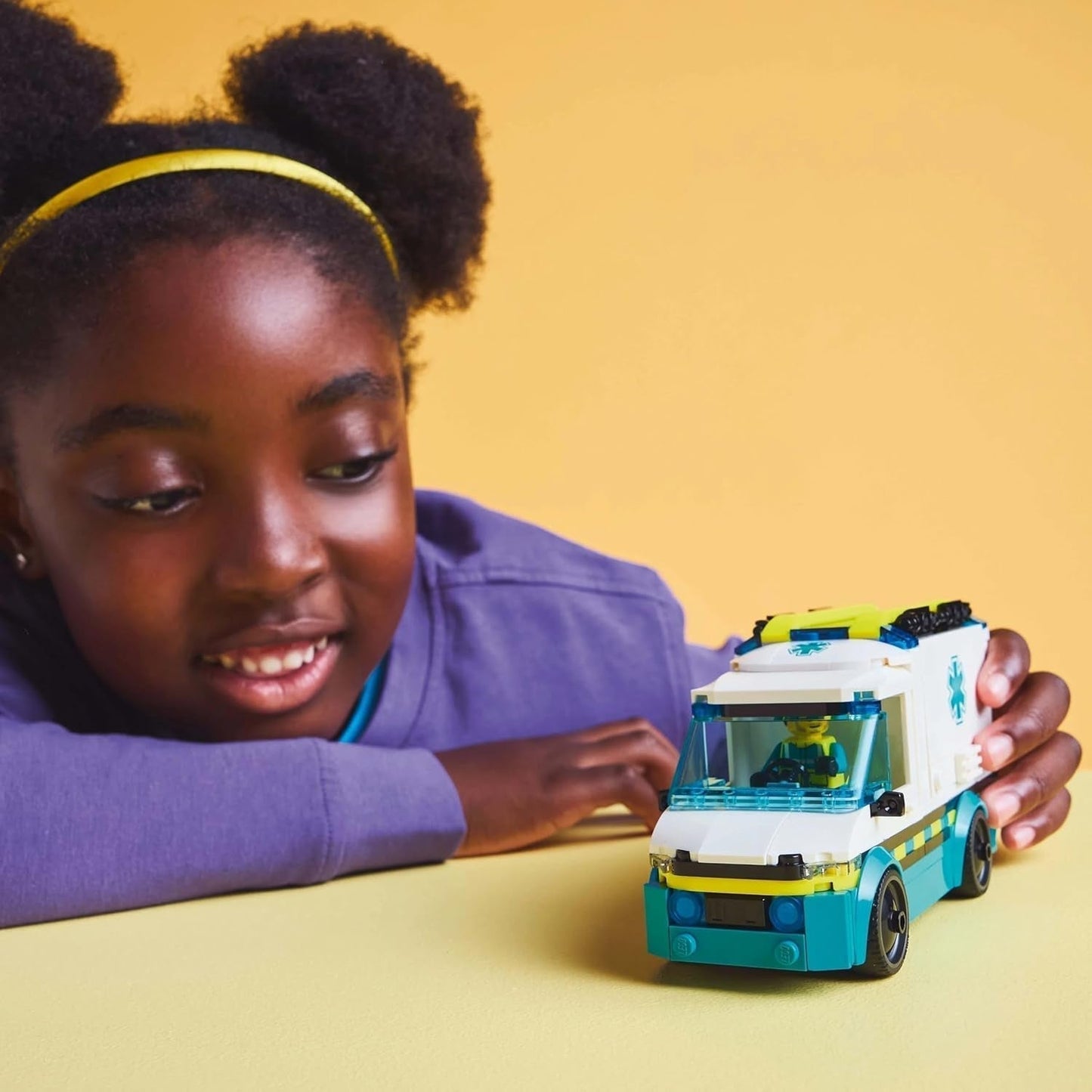 LEGO City Krankenwagen – Spielzeug mit 2 Minifiguren (Skateboarder und Fahrer) – Lernspielzeug für Jungen und Mädchen ab 5 Jahren – Geburtstags- und Weihnachtsgeschenkideen 60451 Bausets Besuchen Sie den LEGO-Store